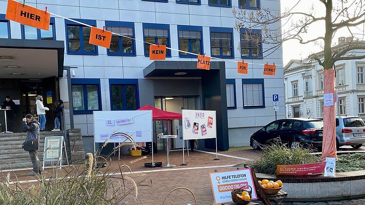 Stadt/Landkreis Bamberg: Infostand klärte über Gewalt gegen Frauen auf - Hilfetelefon lädt zum Zeichensetzen ein