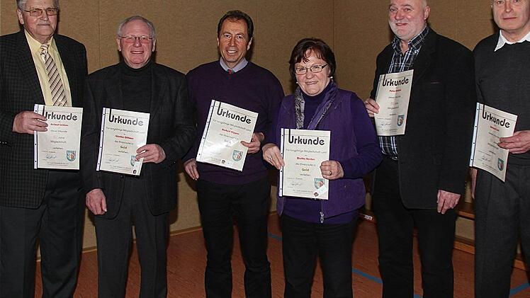 Urgesteine des TV/DJK sind (v.l.): Helmut Leidner, Günter Dittmar, Norbert Kippes, Martha Becker, Peter Claßen und Roland Sell.