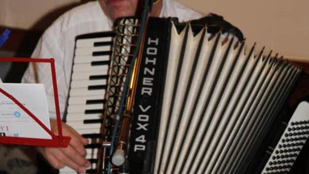 Rainer Eichner unterhielt die zahlreichen Gäste mit Schifferklavier-Melodien.