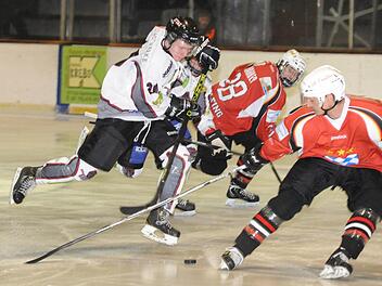 Schneller Antritt: Tom Jeffrey Goldmann (links) von den Kissinger Wölfen gegen die Dingolfinger Daniel Herrer (hinten) und Florian Erl (rechts). Foto: Hopf