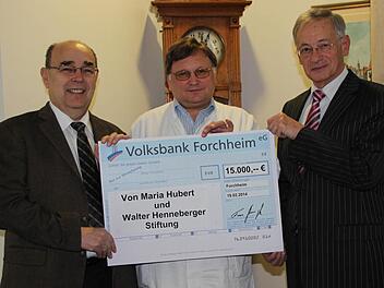 Freuen sich über die Spende (v.l.): OB Franz Stumpf, Ärztlicher Direktor Klaus Swoboda und Klinik-Direktor Reinhard Hautmann.  Foto: Pohl