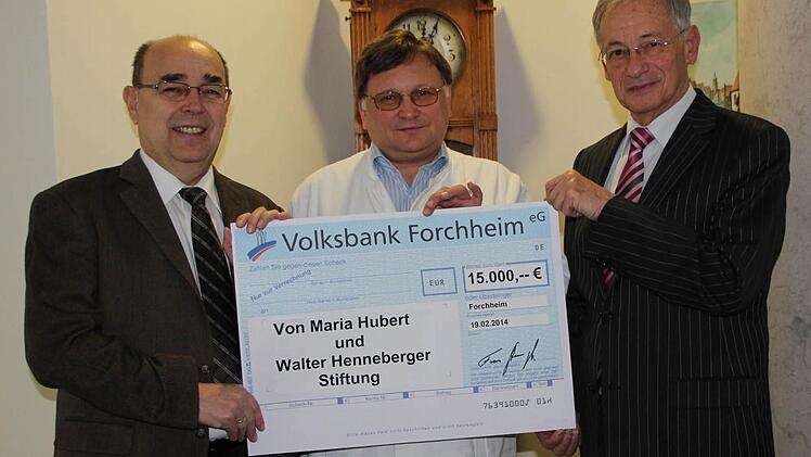 Freuen sich über die Spende (v.l.): OB Franz Stumpf, Ärztlicher Direktor Klaus Swoboda und Klinik-Direktor Reinhard Hautmann.  Foto: Pohl