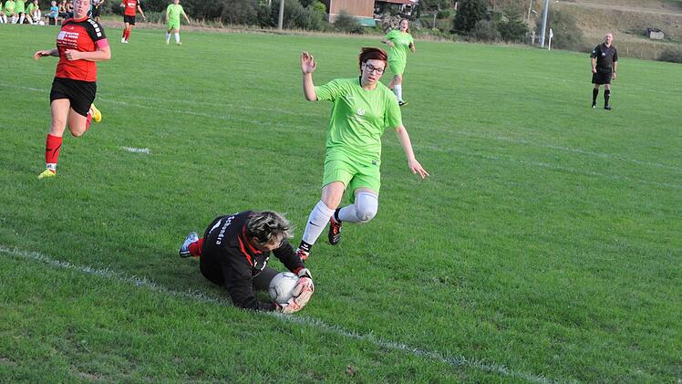 Szene aus dem Spiel der DJK Schondra (in rot) gegen die SG Schönderling/Thulba. Foto: Hopf