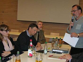 Aufmerksam lauschen(von links) Lisa Badum, Dieter Pillmann, Landrat Michael Busch und Bürgermeister Michael Keilich den grundsätzlichen Ausführungen von Thomas Feulner (stehend). Fotos: Klaus Oelzner