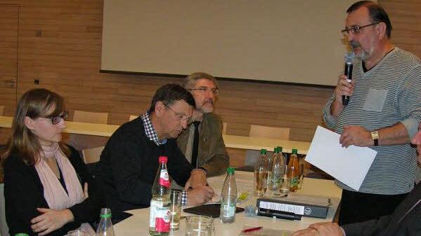 Aufmerksam lauschen(von links) Lisa Badum, Dieter Pillmann, Landrat Michael Busch und Bürgermeister Michael Keilich den grundsätzlichen Ausführungen von Thomas Feulner (stehend). Fotos: Klaus Oelzner