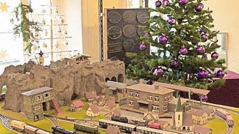Unter dem Christbaum darf die Spielzeugeisenbahn nicht fehlen. Der heimatgeschichtliche Arbeitskreis Stettfeld pr&auml;sentiert zum Weihnachtsmarkt im Ort eine Ausstellung zur Geschichte des Christbaumschmucks. Foto: Christian Ziegler