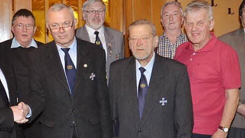 Der neue Vorstand (von links): Vizepr&auml;sident BSB 1874, Dr. Klaus- Dieter Nitzsche, Werner Pasbrig (Schriftf&uuml;hrer), Reinhard Sch&uuml;lein (Kreisvorsitzender), Josef Porzelt (Revisor), Otmar Raab (langj&auml;hriger 2. Kreisvorsitzender), Waldemar Gremer (Revisor), Wolfgang Romig (Kassier), Wolfgang F&ouml;rtsch (neuer 2. Kreisvorsitzender)  Foto: K.- H. Hofmann