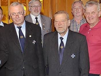 Der neue Vorstand (von links): Vizepräsident BSB 1874, Dr. Klaus- Dieter Nitzsche, Werner Pasbrig (Schriftführer), Reinhard Schülein (Kreisvorsitzender), Josef Porzelt (Revisor), Otmar Raab (langjähriger 2. Kreisvorsitzender), Waldemar Gremer (Revisor), Wolfgang Romig (Kassier), Wolfgang Förtsch (neuer 2. Kreisvorsitzender)  Foto: K.- H. Hofmann