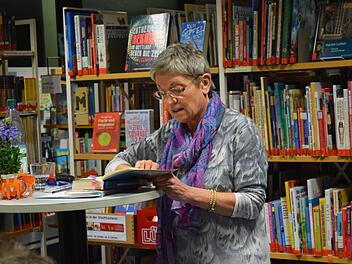 Heidi Fischer liest aus ihrem neuen Buch "Der verlorene Mann" in der Stadtbücherei Neustadt. Foto: Daniela Pondelicek