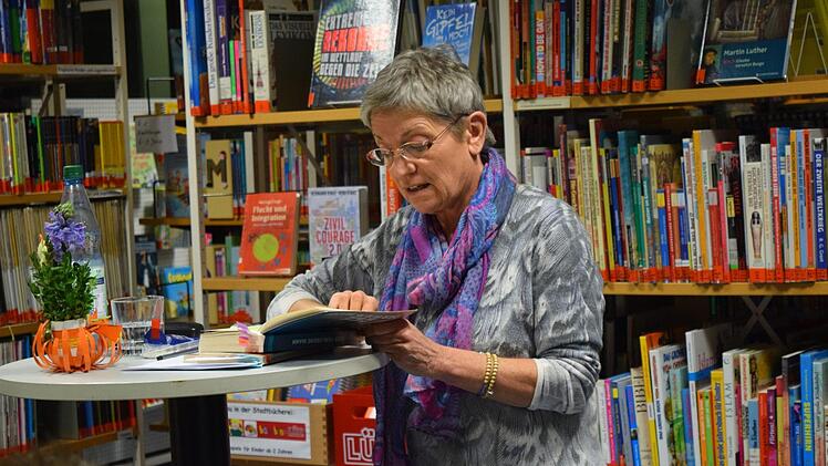 Heidi Fischer liest aus ihrem neuen Buch "Der verlorene Mann" in der Stadtbücherei Neustadt. Foto: Daniela Pondelicek