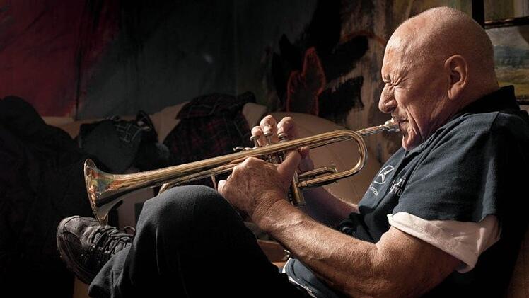 Laco Déczi wird am 20. Mai wieder im Jazzkeller auftreten.