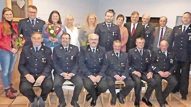 In Marktleugast wurden treue Feuerwehrleute geehrt. Unser Bild zeigt (sitzend, von links) Fredi Ott, Erwin L&ouml;ffler, Heinrich Rauh, Hans-G&uuml;nter L&ouml;ffler, Franz Eidenpentz und Paul Schott sowie (stehend, von links) Isabell G&ouml;pfert, Daniel G&ouml;pfert-Scheunert, Helga L&ouml;ffler, Gudrun Rauh, Kerstin Herold, Michael Sch&uuml;bel, Monika Eidenpentz, Klaus Peter S&ouml;llner, Horst Tempel, Franz Uome und Yves W&auml;chter.  Foto: Klaus-Peter Wulf