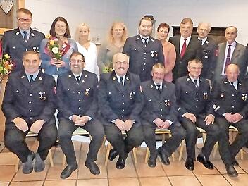 In Marktleugast wurden treue Feuerwehrleute geehrt. Unser Bild zeigt (sitzend, von links) Fredi Ott, Erwin Löffler, Heinrich Rauh, Hans-Günter Löffler, Franz Eidenpentz und Paul Schott sowie (stehend, von links) Isabell Göpfert, Daniel Göpfert-Scheunert, Helga Löffler, Gudrun Rauh, Kerstin Herold, Michael Schübel, Monika Eidenpentz, Klaus Peter Söllner, Horst Tempel, Franz Uome und Yves Wächter.  Foto: Klaus-Peter Wulf