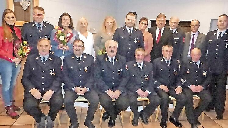 In Marktleugast wurden treue Feuerwehrleute geehrt. Unser Bild zeigt (sitzend, von links) Fredi Ott, Erwin Löffler, Heinrich Rauh, Hans-Günter Löffler, Franz Eidenpentz und Paul Schott sowie (stehend, von links) Isabell Göpfert, Daniel Göpfert-Scheunert, Helga Löffler, Gudrun Rauh, Kerstin Herold, Michael Schübel, Monika Eidenpentz, Klaus Peter Söllner, Horst Tempel, Franz Uome und Yves Wächter.  Foto: Klaus-Peter Wulf