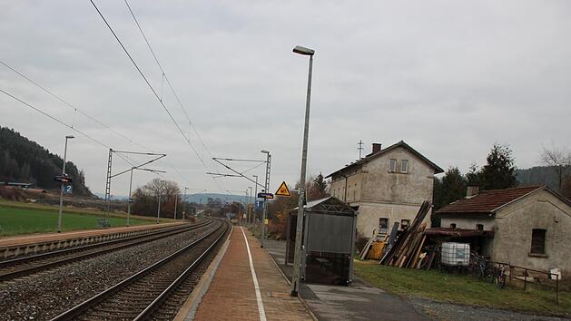 Der Bahnhof in Neuses bei Kronach - aufgenommen im Dezember 2018. Foto: Andreas Schmitt
