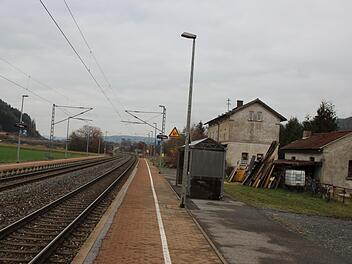 Der Bahnhof in Neuses bei Kronach - aufgenommen im Dezember 2018. Foto: Andreas Schmitt
