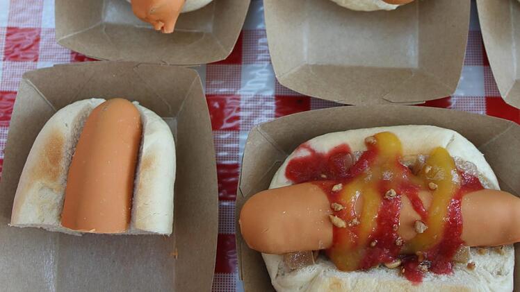 Hinter dem "Sweet Hot Dog" verbirgt sich ein  leckeres Dessert.  Foto: Sonny Adam