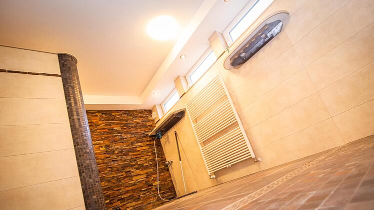Kein Spa eines Wellness-Hotels, sondern die neue Dusche des FC Neuenmarkt. Gut, wenn man einen kreativen Fliesenleger wie Thomas Seebach oder einen Installateur wie Roland Fischer im Verein hat. Foto: Alexander Muck