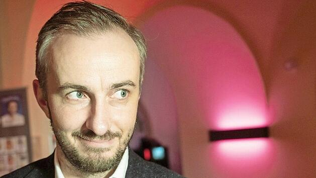 Welche Sensation hat Moderator Jan Böhmermann wohl über Coburg ausgegraben?  Foto: Christophe Gateau/dpa