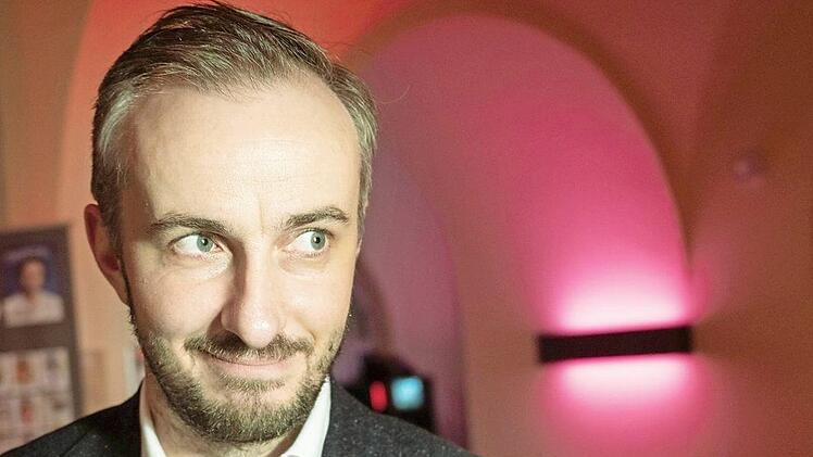 Welche Sensation hat Moderator Jan Böhmermann wohl über Coburg ausgegraben?  Foto: Christophe Gateau/dpa