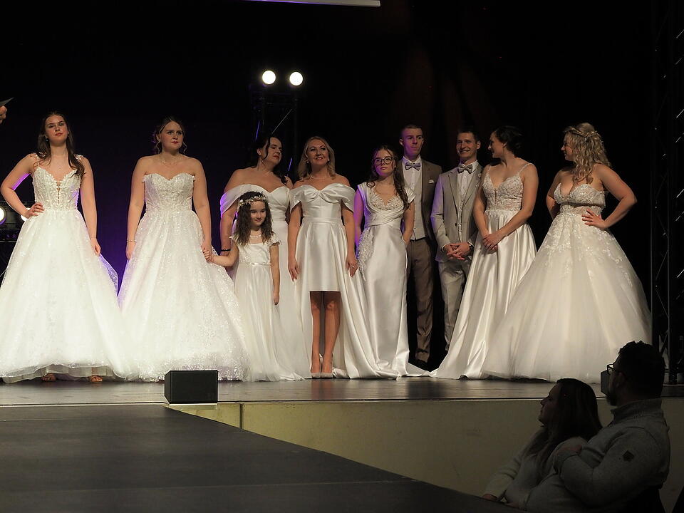 Inkl. Braut- und Festmodenschauen.