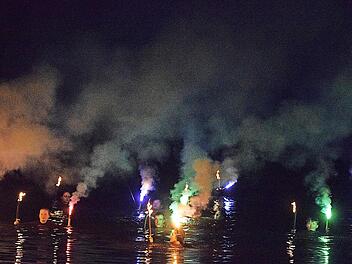 Das Fackelschwimmen im Main geh&ouml;rte wieder zu den besonderen Attraktionen des Sommerfestes der Wasserwacht.