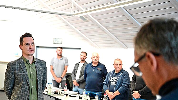 Tobias Husch bei seiner Vereidigung durch Ersten B&uuml;rgermeister Ludwig Wahl. Udo G&uuml;ldner