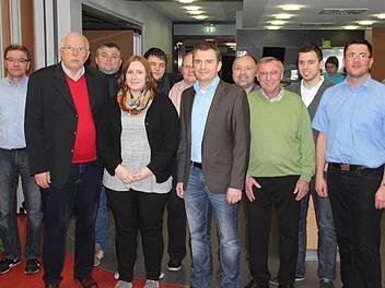 Die Schiedsrichtergruppe Kronach hat eine neue Führungsmannschaft. Das Bild zeigt (von links) Harald Welsch, Bezirksvorsitzenden Karlheinz Bram, Helmut Bauer, Corinna Schmittlein, Roman Potemkin, Andreas Müller, den neuen Obmann Michael Völk, Thomas Mattes, Siegbert Rubel, Christian Dietz und Andreas Ebert. Es fehlen Sebastian Demel, Fabian Gratzke und Jörg Kapfhammer. Foto: Hartmut Neubauer