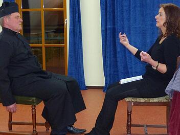 Don Camillo schläft nicht: Werner Eberhardt beim Rollencoaching mit Theaterpädagogin Marion Beyer. Foto: Dieter Hübner