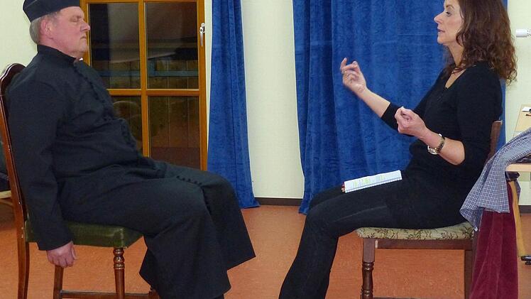 Don Camillo schläft nicht: Werner Eberhardt beim Rollencoaching mit Theaterpädagogin Marion Beyer. Foto: Dieter Hübner