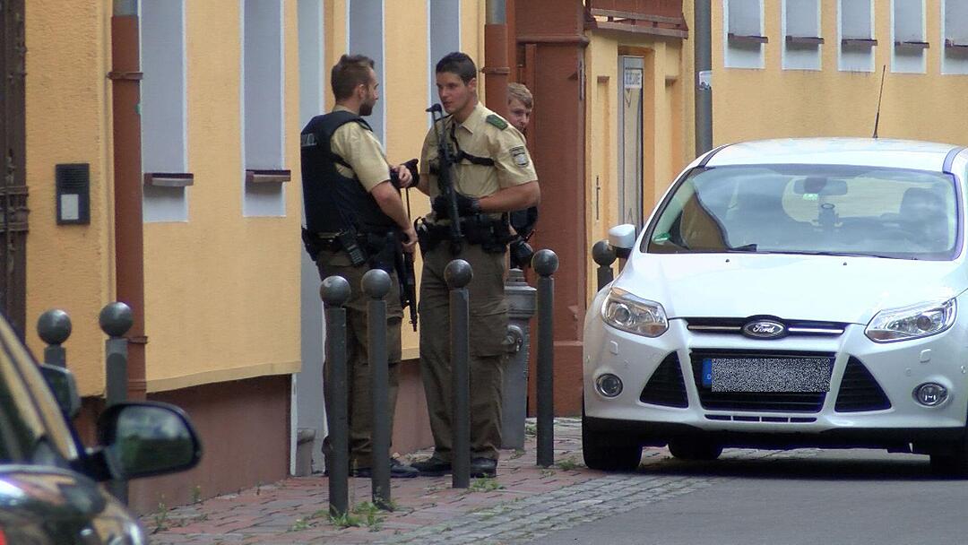 SEK Einsatz - Mann droht mit angeblicher Waffe