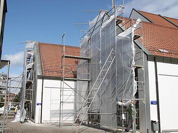 Die Stadthalle ist Baustelle, die Fensterfront verhüllt. Fotos: Alexander Hartmann