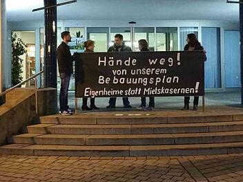 Bürgerprotest vor der Sitzung im Rathaus Hirschaid  Foto: Gerhard Kubernus