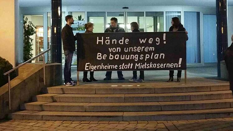 Bürgerprotest vor der Sitzung im Rathaus Hirschaid  Foto: Gerhard Kubernus
