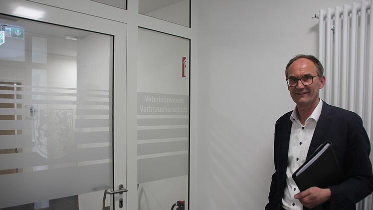 Architekt Georg Schönmüller vor einem der Zugänge zu den neuen Büroräumen. Foto: Andreas Schmitt