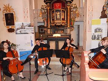 Ein         Cello-Quartett, das alle Aufmerksamkeit verdient. Mit Yumin Lee,         Meng-Hsuan Shieh, Seungyeon Elisa Hong und Christoph Pickelmann         (von         links).Foto: Horst Wunner