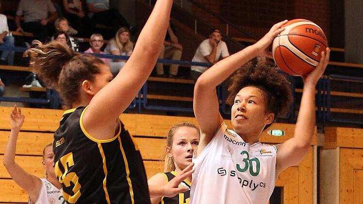 Gegen die körperlich überlegene Ludwigsburgerin Alexandra Berry versucht die Neu-Bambergerin DeJonee Hale (rechts), zum Korberfolg zu kommen. Foto: sportpress
