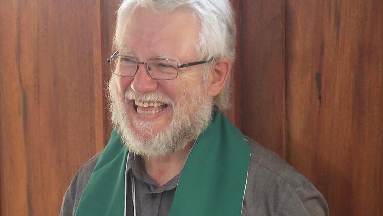 Die beiden zweiseitigen Schärpen in allen vier liturgischen Farben, das die Gastgeber zum Abschied Pfarrer Heinz Geyer überreichten, symbolisieren ebenfalls die Verbundenheit zwischen dem Eastern District der Meru Diözese und dem Dekanat Michelau. Foto: Bettina Knauth