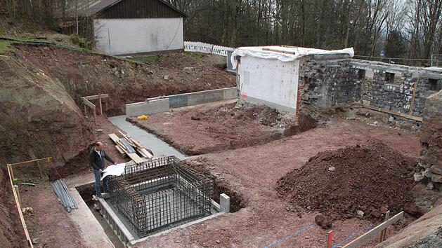 Polier Hubert Schneider auf der Baustelle: An dieser Stelle wird das neue Berghaus Rh&ouml;n gebaut.  Ulrike M&uuml;ller
