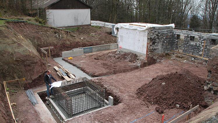 Polier Hubert Schneider auf der Baustelle: An dieser Stelle wird das neue Berghaus Rhön gebaut.  Ulrike Müller
