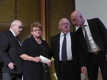 Schon mal spitzen, was auf dem Scheck steht: der Vorstand des Fördervereins mit Vorsitzendem Anton Schick sen., Schatzmeisterin Martha Müller und stellvertretendem Vorsitzenden Hans-Ulrich Finger; rechts Oberbürgermeister Kay Blankenburg. Foto: Gerhild Ahnert