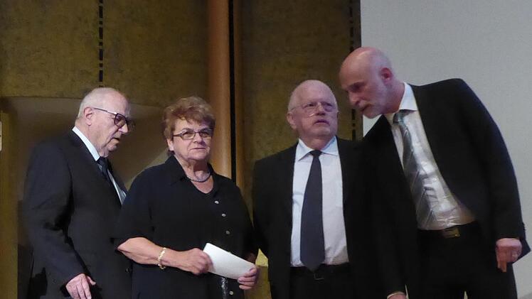 Schon mal spitzen, was auf dem Scheck steht: der Vorstand des Fördervereins mit Vorsitzendem Anton Schick sen., Schatzmeisterin Martha Müller und stellvertretendem Vorsitzenden Hans-Ulrich Finger; rechts Oberbürgermeister Kay Blankenburg. Foto: Gerhild Ahnert