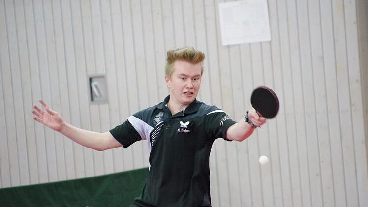 Mit einem Auswärtssieg stürmte der DJK-SV Neufang an die Tabellenspitze der Bezirksliga. Beim 9:5-Erfolg in Köditz blieb Nico Trebes (Bild) in seinen zwei Einzeln und im Doppel mit Bastian Kolb ungeschlagen.  Foto: Hans Franz