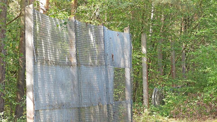 Ein Stück Grenzzaun steht noch bei Ermershausen.  Fotos: Klaus Schmitt