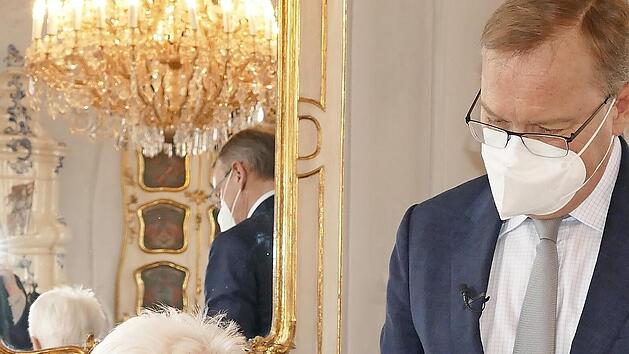 DRK-Pr&auml;sidentin Gerda Hasselfeldt tr&auml;gt sich im Beisein von OB Andreas Starke in Bambergs Goldenes Buch ein.