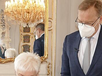 DRK-Präsidentin Gerda Hasselfeldt trägt sich im Beisein von OB Andreas Starke in Bambergs Goldenes Buch ein.