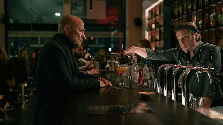 Hagen Benz (Heiner Lauterbach, links) sucht seinen alten Kumpel Felix März (Christian Küchenbruch) in dessen Bar auf. Welche Verbindung haben die beiden Männer?