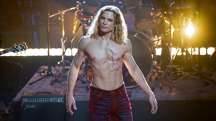 Auf der B&uuml;hne gibt Lestat (Sam Reid) eine Mischung aus Glamrock, Jim Morrison und einem jungen Iggy Pop.