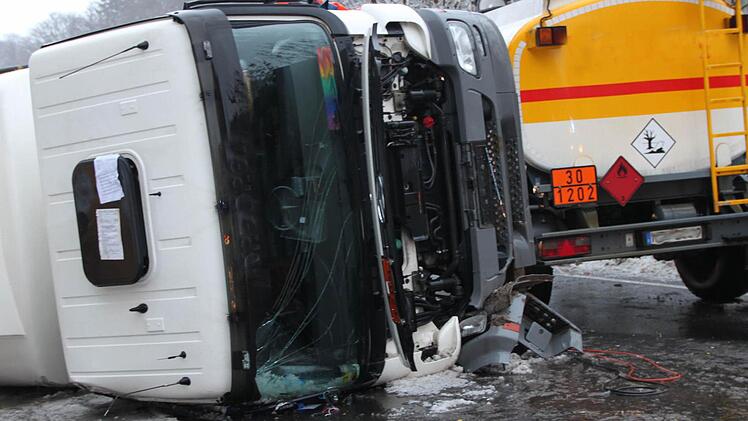 Der Fahrer wurde nur leicht verletzt. Der Beifahrer aber trug Schnittverletzungen und Prellungen davon.