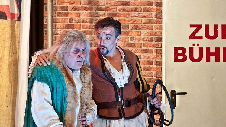 Claus J. Frankl (links) als Signor Baptista in einer Szene von "Kiss Me, Kate". Rechts: Dirk Mestmacher als Petruchio.Foto: Jochen Berger